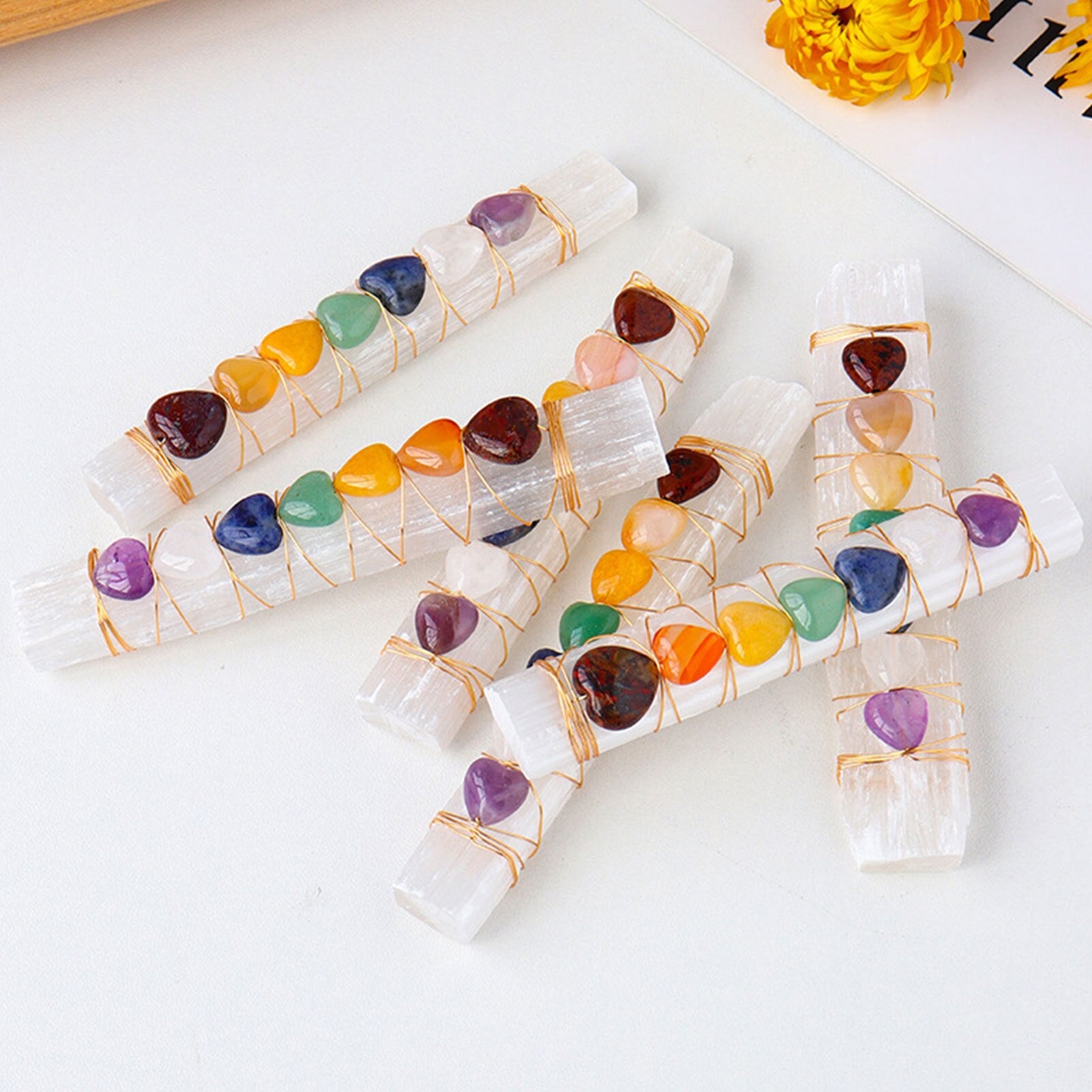 Bâton de Sélénite artisanal avec 7 perles Coeur 7 Chakras