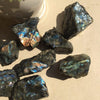 pierres de labradorite brutes