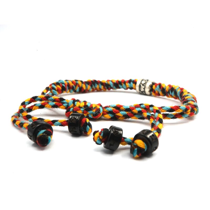 Bracelet en corde Tibétain Bouddhiste porte bonheur avec élément en argent