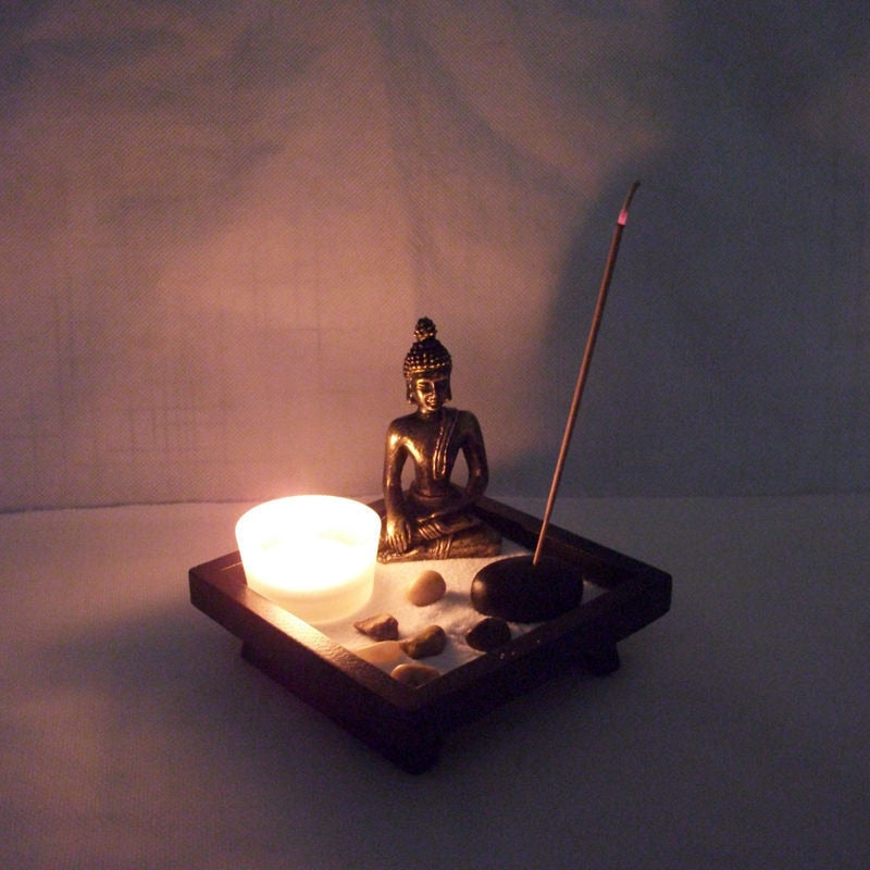Jardin zen brûleur d'encens avec statue de Bouddha