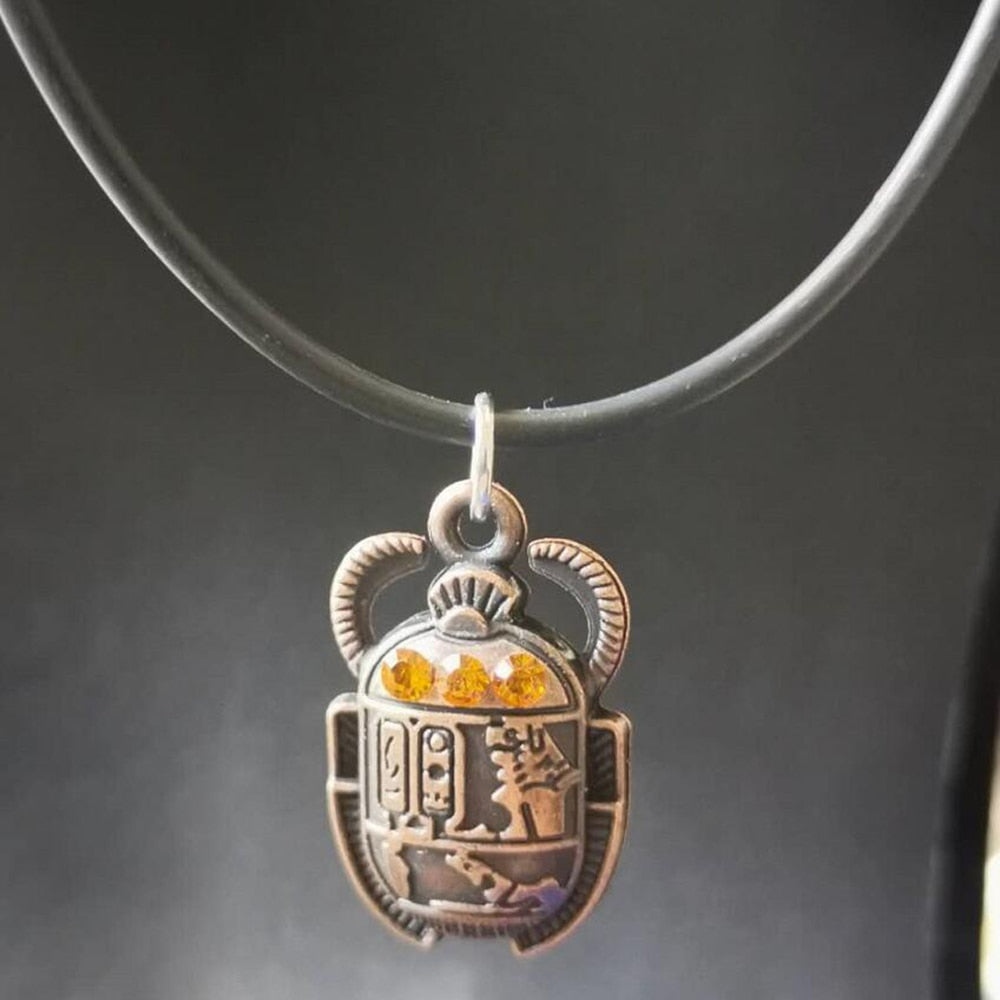 Collier égyptien avec pendentif scarabée