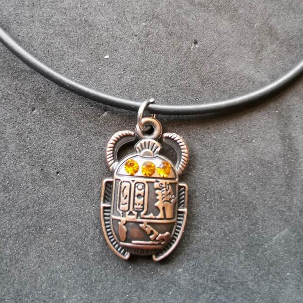 Collier égyptien avec pendentif scarabée