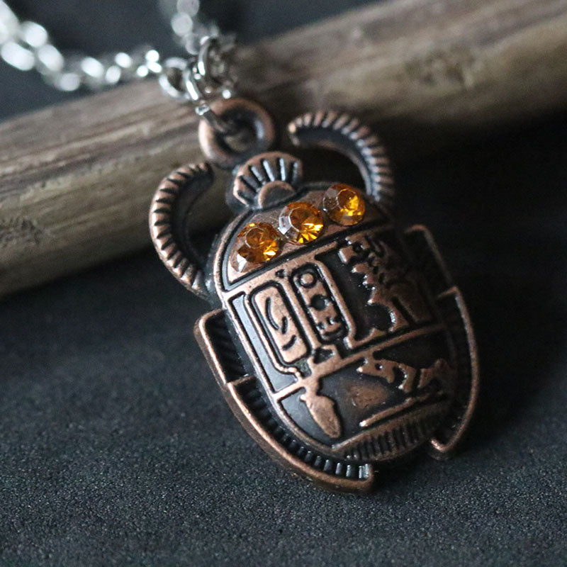 Collier égyptien avec pendentif scarabée