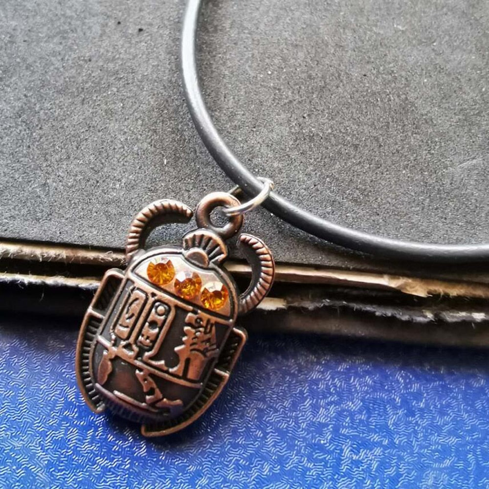 Collier égyptien avec pendentif scarabée