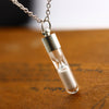 Collier pendentif en verre foncé bijou sablier chaîne classique pierre lumineuse