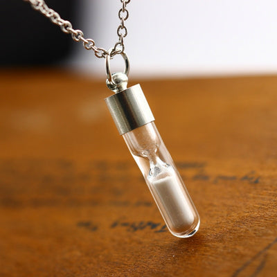 Collier pendentif en verre foncé bijou sablier chaîne classique pierre lumineuse
