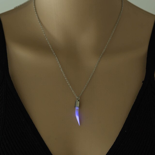 Collier pendentif en verre foncé bijou sablier chaîne classique pierre lumineuse