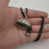 Pendentif Néfertiti noir et plaqué or avec chaîne