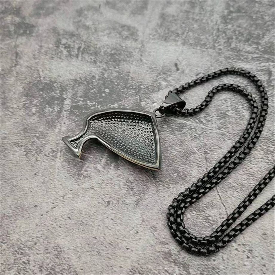 Pendentif Néfertiti noir et plaqué or avec chaîne